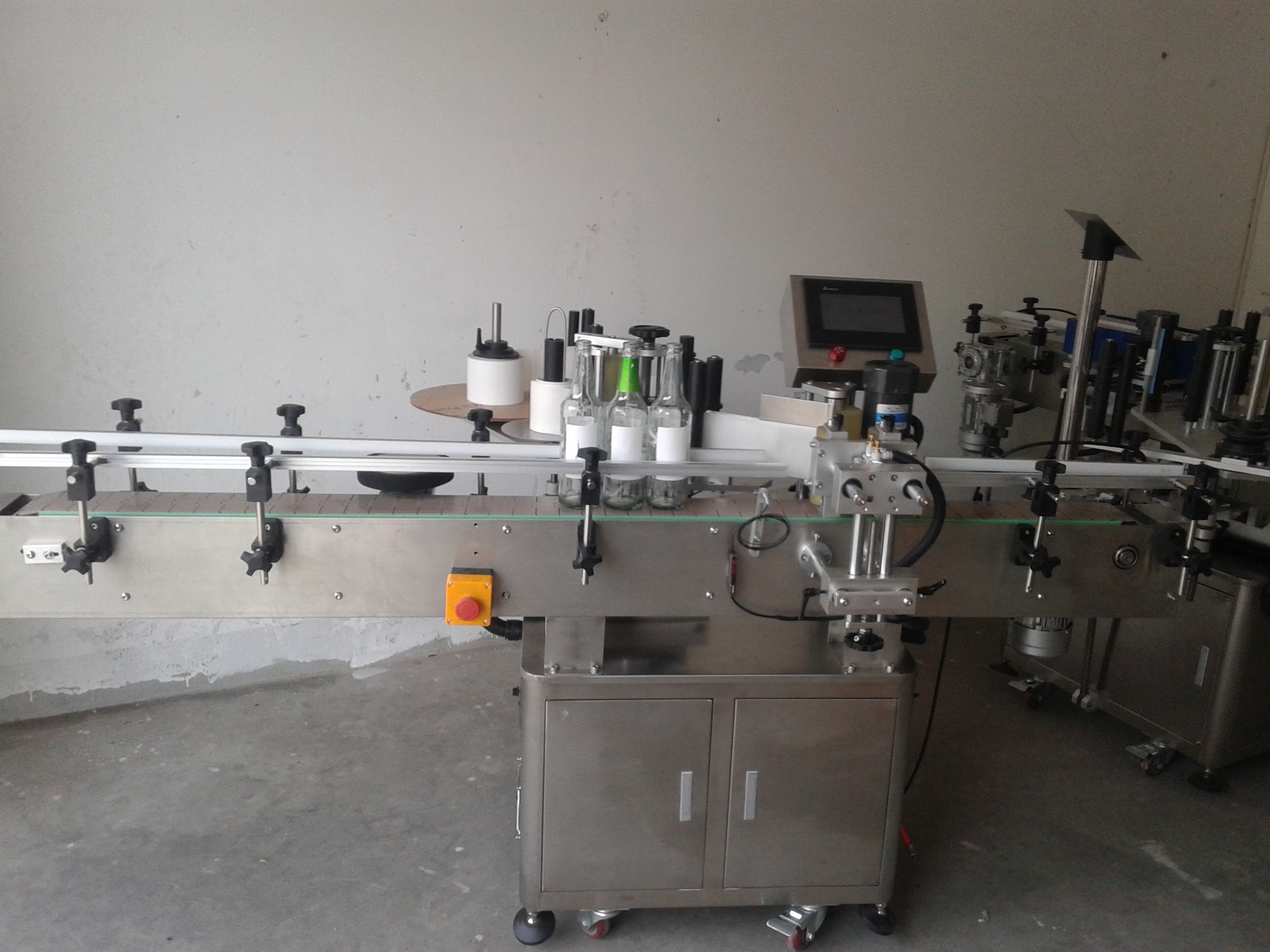 What Industries does the automatic labeling machine apply to?