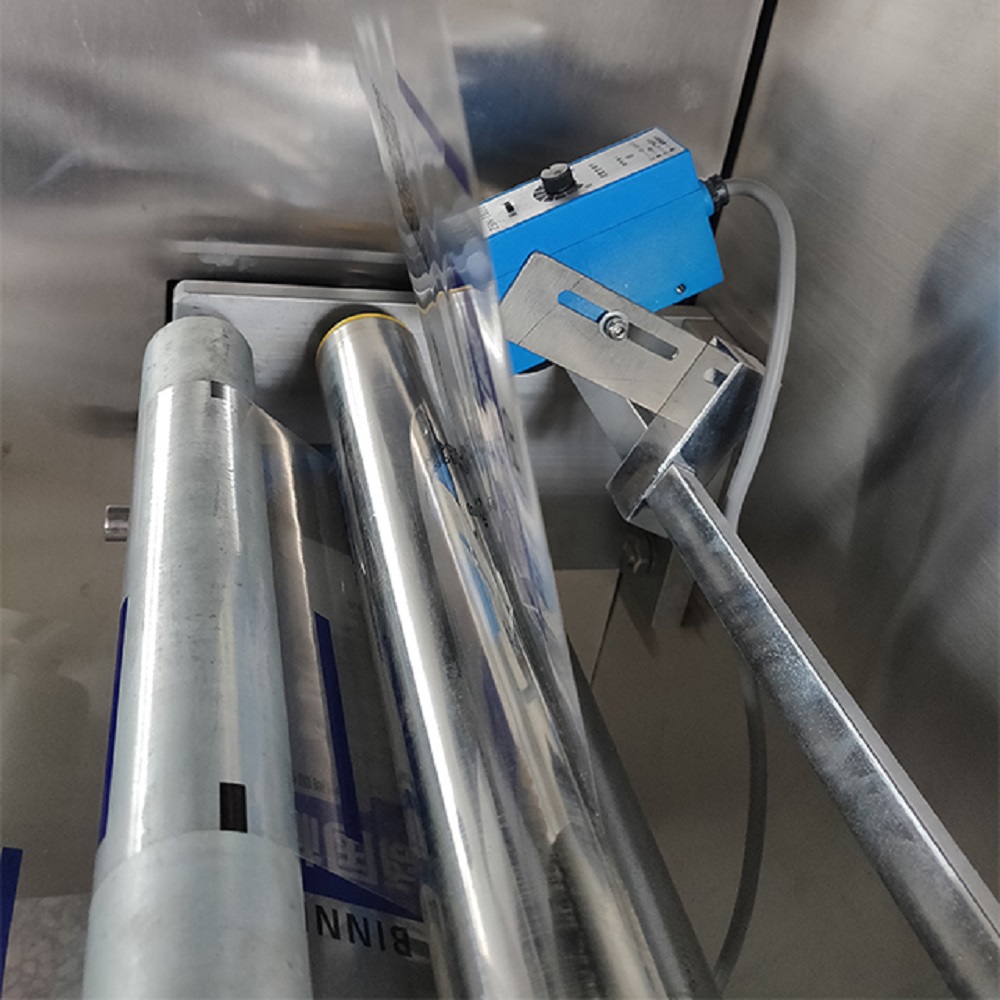 Automatic single sachet wet wipe machine spunlace nonwoven fabric wet wipes machine